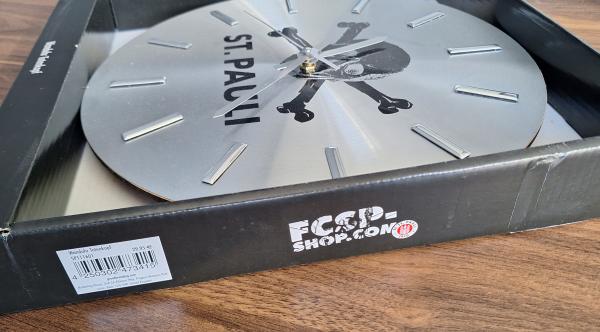 FC St. Pauli - Wanduhr Totenkopf